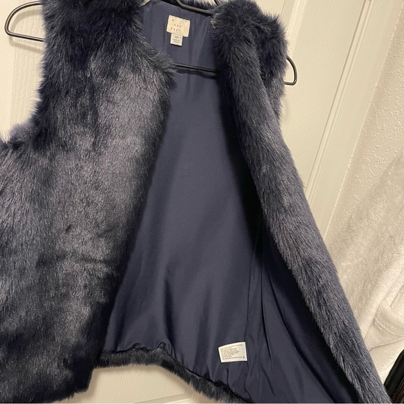 Like New Faux Fur Vest w/ Pockets - Picture 5 of 5